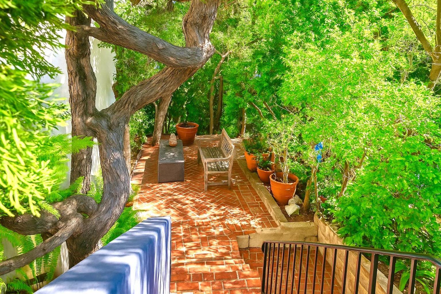 Hollywood Hills Oasis With Views Patio Garden 4 Bedrooms Holiday home Los Angeles
